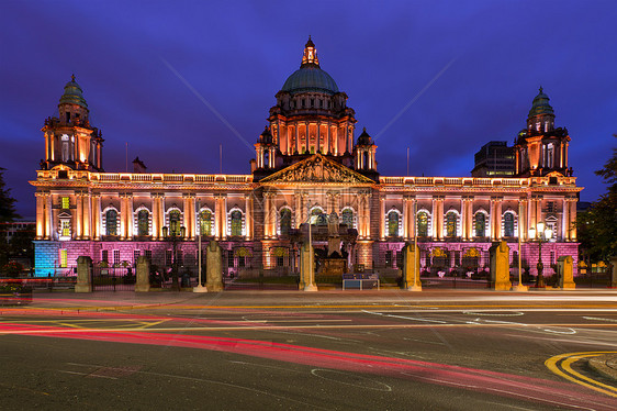 夜间照亮贝尔法斯特市政厅,贝尔法斯特,北爱尔兰,英国照亮贝尔法斯特市政厅图片