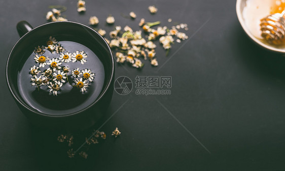 杯草药甘菊茶与干甘菊花蜂蜜黑暗的背景,顶部的视图治疗广泛的健康问题的补救措施草药治愈草药图片