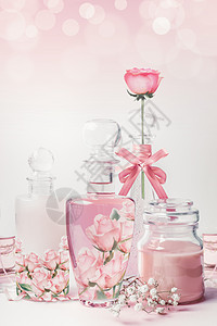 各种化妆品瓶与玫瑰精华站白色粉红色背景与Bokeh护肤,化妆品店,销售抽象美容图片