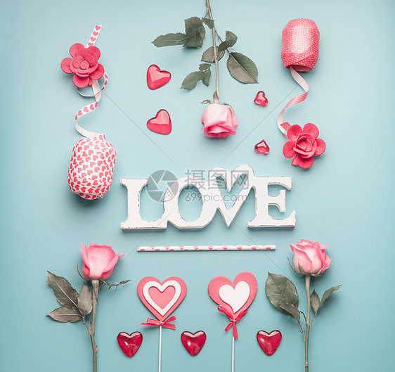字爱玫瑰,心装饰丝带粉彩蓝色背景,顶部视图情人节抽象的爱情图片