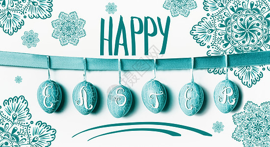 快乐复活节贺卡字母与悬挂绿松石复活节彩蛋丝带与花白色的墙壁背景图片