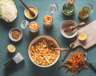 新鲜胡萝卜卷心菜沙拉罐子健康午餐与配料厨房桌子背景,顶部视图,与素食,低热量蔬菜饮食减肥节食图片