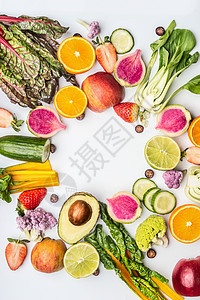 各种健康的水果蔬菜,用于清洁饮食饮食营养的白色素食背景框架水果蔬菜的维生素含量图片