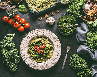 绿色意大利与生谷香菜烤西红柿盘子与叉子厨房桌子上与配料素食健康的饭菜排蔬菜清洁饮食节食的图片
