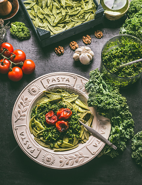 自制意大利与生谷香菜烤西红柿盘子与叉子厨房桌子上与配料素食健康的饭菜排蔬菜清洁饮食节食的垂直图片