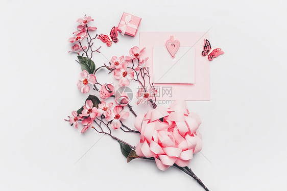 贺卡模拟花,丝带,小礼品盒心珊瑚色的白色背景,顶部的平躺婚礼,母亲节,生日抽象的爱情博客布局图片