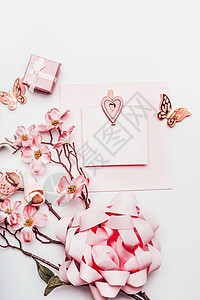 时尚的贺卡模拟花,丝带,小礼品盒心珊瑚色的白色背景,顶部的婚礼,母亲节,生日抽象的爱情平躺博客图片