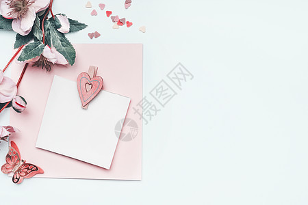 贺卡模拟与粉彩心花白色背景,顶部视图,边框平躺可以用于母亲节,婚礼,生日,情人节图片