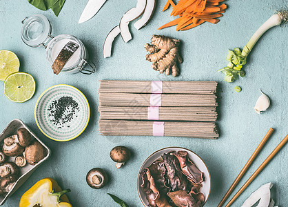 亚洲食品配料平放浅蓝色厨房台背景条蔬菜蘑菇香料美味的素食烹饪饮食中国泰国菜健康营养理念图片