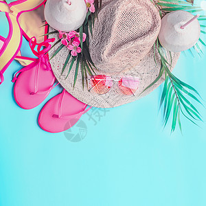 暑期背景女夏季海滩配饰比基尼拖鞋太阳镜草帽棕榈叶绿松石蓝色背景上的热带花卉,带的横幅图片