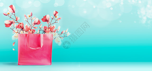 购物袋与粉红色春花站绿松石蓝色背景时髦的颜色创意春季时间夏季木兰盛开促销销售模板横幅图片