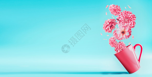 粉红色的杯子,绿松石蓝色的背景下可爱的飞花创造的插花落花生日,母亲,情人节,女,婚礼日,横幅图片