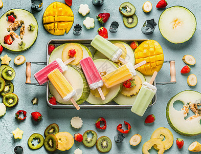 各种彩色冰棒冰淇淋,新鲜水果浆果托盘,顶部视图夏天的食物水平的图片