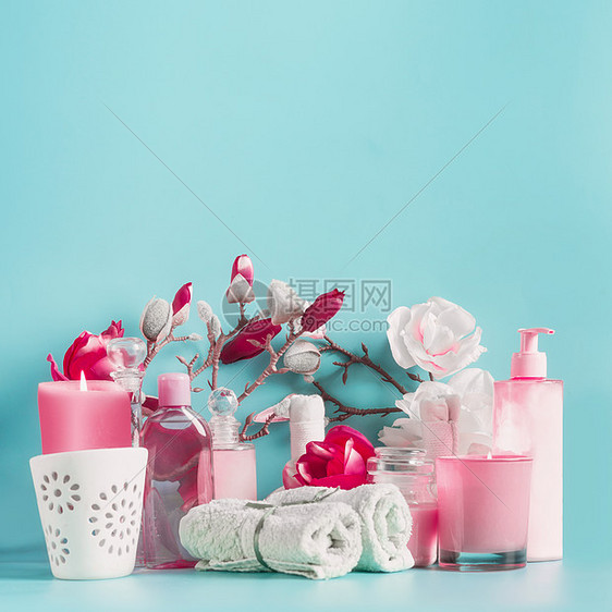 粉红色白色水疗背景与毛巾,鲜花,蜡烛身体护理化妆品浅蓝色,顶部视图与美丽的图片
