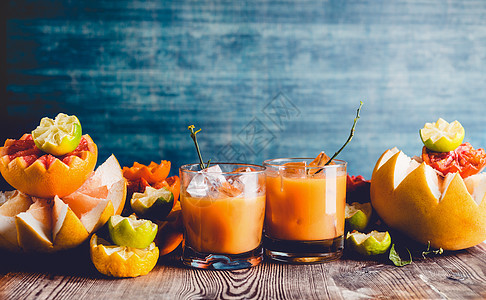 柑橘汁混合桌子上的眼镜与各种柑橘类水果成分石灰,柚子,橘子,柠檬柚子暗墙背景维生素C饮料健康的生活方式图片