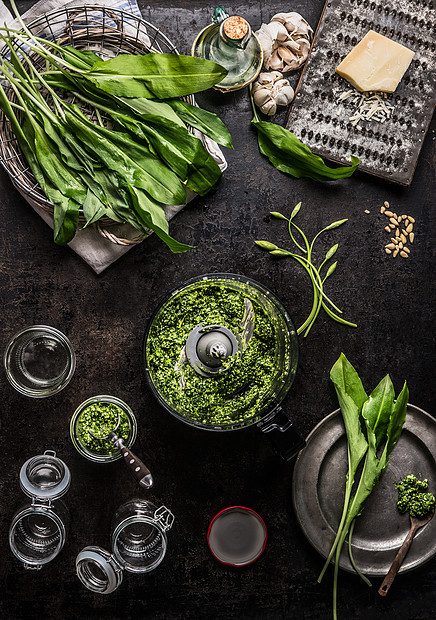 拉姆森,野生大蒜,害虫搅拌机上的黑暗乡村厨房桌子背景与配料,顶部的视图健康的烹饪静物为您的,文本食谱图片