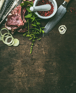 烤架烧烤准备架羊肉与新鲜调味料厨房用具乡村木制背景,顶部视图图片