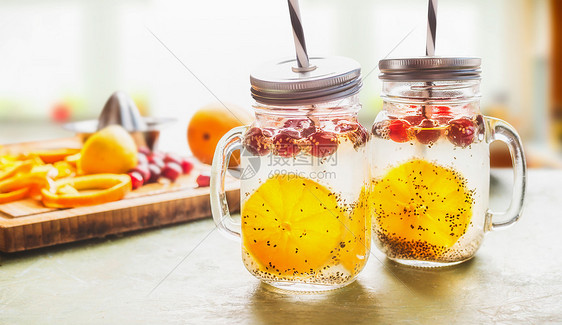 早餐亚种子水梅森罐桌子上与橙色片蔓越莓天然排能量饮料适当的营养,健康的补充剂透明饮料超级食物节食图片