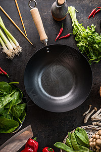 真正的厨房桌子上的空锅锅,筷子素食亚洲食品配料,俯视图健康的饮食
