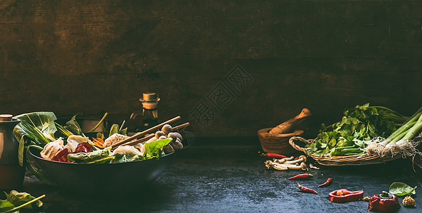 亚洲食物背景炒锅与五颜六色的成分为韩国素食锅深色乡村厨房桌子上的饺子火锅准备健康的素食饮食烹饪图片
