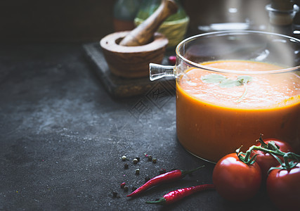 西红柿汤深色厨房桌子上的璃煮锅里,配料健康的食物素食图片