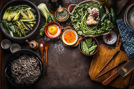 亚洲食物背景美味的素食原料各种绿色蔬菜,荞麦荞麦,风味盐辣椒辣酱乡村厨房餐桌背景下用筷子图片