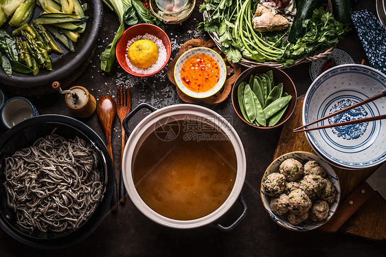 各种亚洲食物成分,美味的荞麦条汤周围的烹饪锅与美味的米索肉汤股票乡村厨房桌子背景,顶部查看亚洲美食背景健康的饮食图片