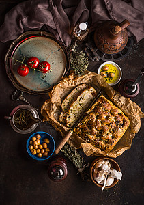 传统的意大利Focaccia包午餐,晚餐小吃乡村餐桌上与刀橄榄橄榄油,顶部景观意大利食品图片