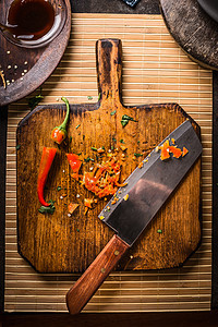 切碎辣椒与刀木制切割板,顶部视图热食美味焦化的香料图片