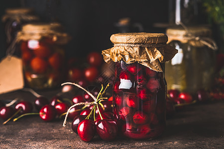 樱桃水果黑暗的乡村厨房桌子上装璃瓶里关门花园里保存机食物收获的罐头保存健康的自制食物图片