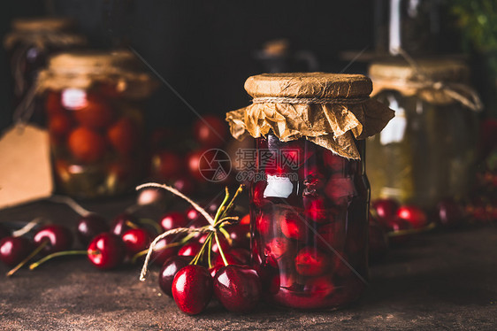 樱桃水果黑暗的乡村厨房桌子上装璃瓶里关门花园里保存机食物收获的罐头保存健康的自制食物图片