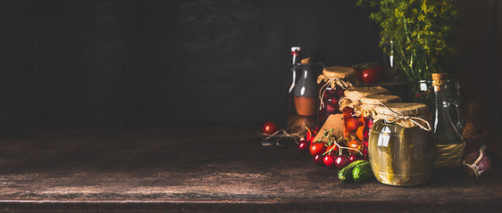 食物背景与各种保存发酵蔬菜水果花园璃瓶黑暗的乡村背景秋天的罐头保存收获健康的自制食物横幅图片
