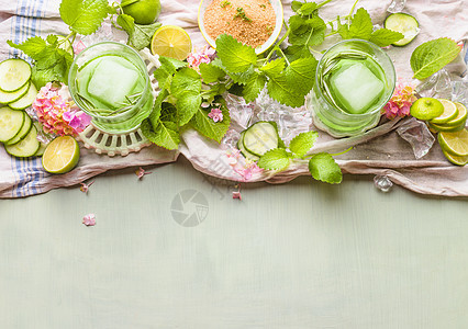 绿黄瓜莫吉托饮料制作带绿色夏季清爽饮料的璃杯,加冰块配料绿色柠檬水解注入水绿色健康饮料的图片