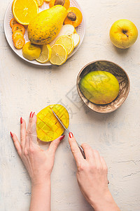 芒果的准备步步女手切半个芒果白色背景上的立方体与椰子碗水果盘,顶部视图图片