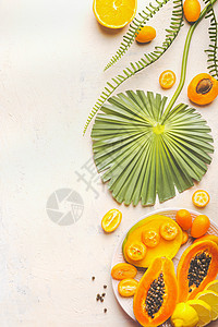黄色热带水果盘白色桌子上,热带叶子食物背景健康的饮食萨默水果食品木瓜减半的风景图片