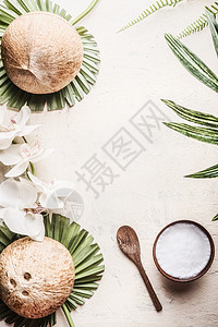 木制碗,椰子油勺子,轻背景椰子,热带树叶花自然机的风景纯素椰子黄油素食成分健康的生活方式图片