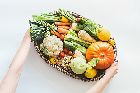 女手托盘与各种彩色机农场蔬菜当地马克白色桌子背景健康食品干净的季节饮食观念的风景干净的季节饮食图片