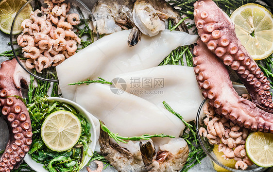 海鲜背景与生海鲜柠檬片,顶部视图海鲜购物品种健康的食物图片