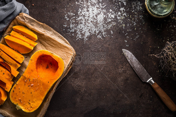 食物背景与奶油南瓜烤盘上的黑暗乡村背景与刀,顶部视图秋季季节烹饪饮食图片