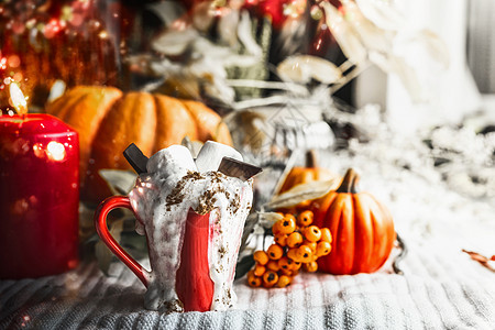 杯子与热巧克力棉花糖窗户与蜡烛南瓜秋天的心情舒适的家庭静物图片
