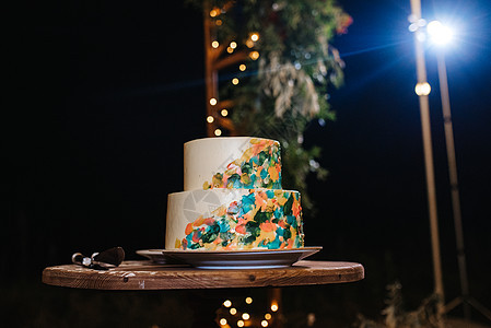 新婚夫妇婚礼上的婚礼蛋糕图片