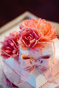 白色粉红色新婚夫妇婚礼上的婚礼蛋糕背景