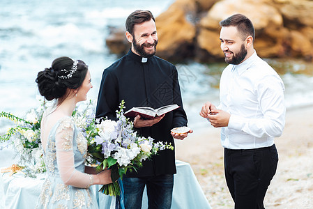 新婚夫妇牧师海上图片
