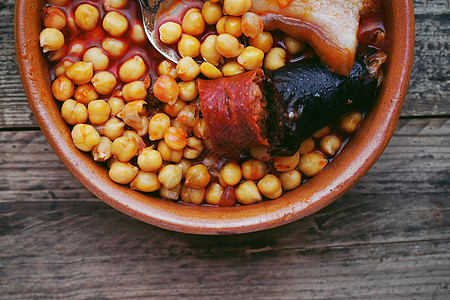 平的鹰嘴豆,香肠培根个锅里典型的食物来自西牙马德里,以乡村木板为背景图片