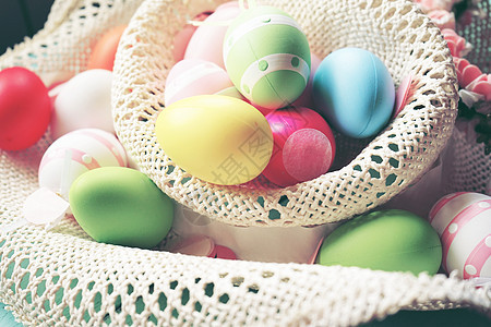 种美丽而多彩的复活节彩蛋,颜色朴素,条纹花篮里图片