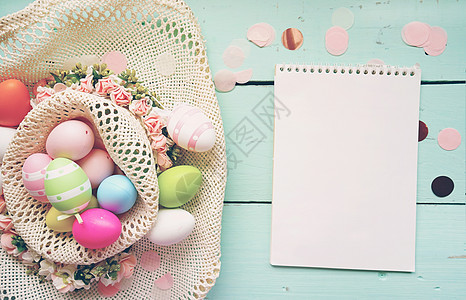 种美丽而丰富多彩的复活节彩蛋,颜色朴素,条纹个篮子里,花个笔记本上,空白的图片
