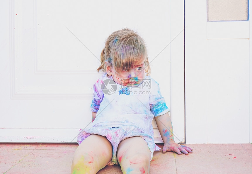 小女孩弄脏了油漆图片