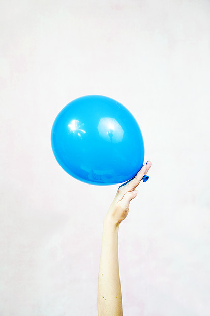 手着气球