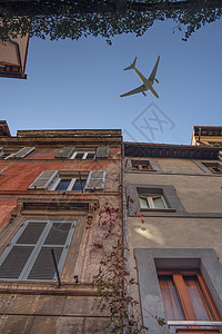飞机飞过罗马的古街背景图片
