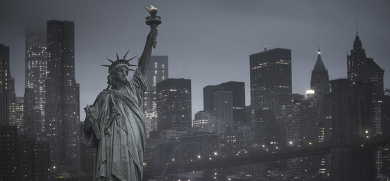 曼哈顿摩天大楼背景下的自由女神像纽约,美国图片